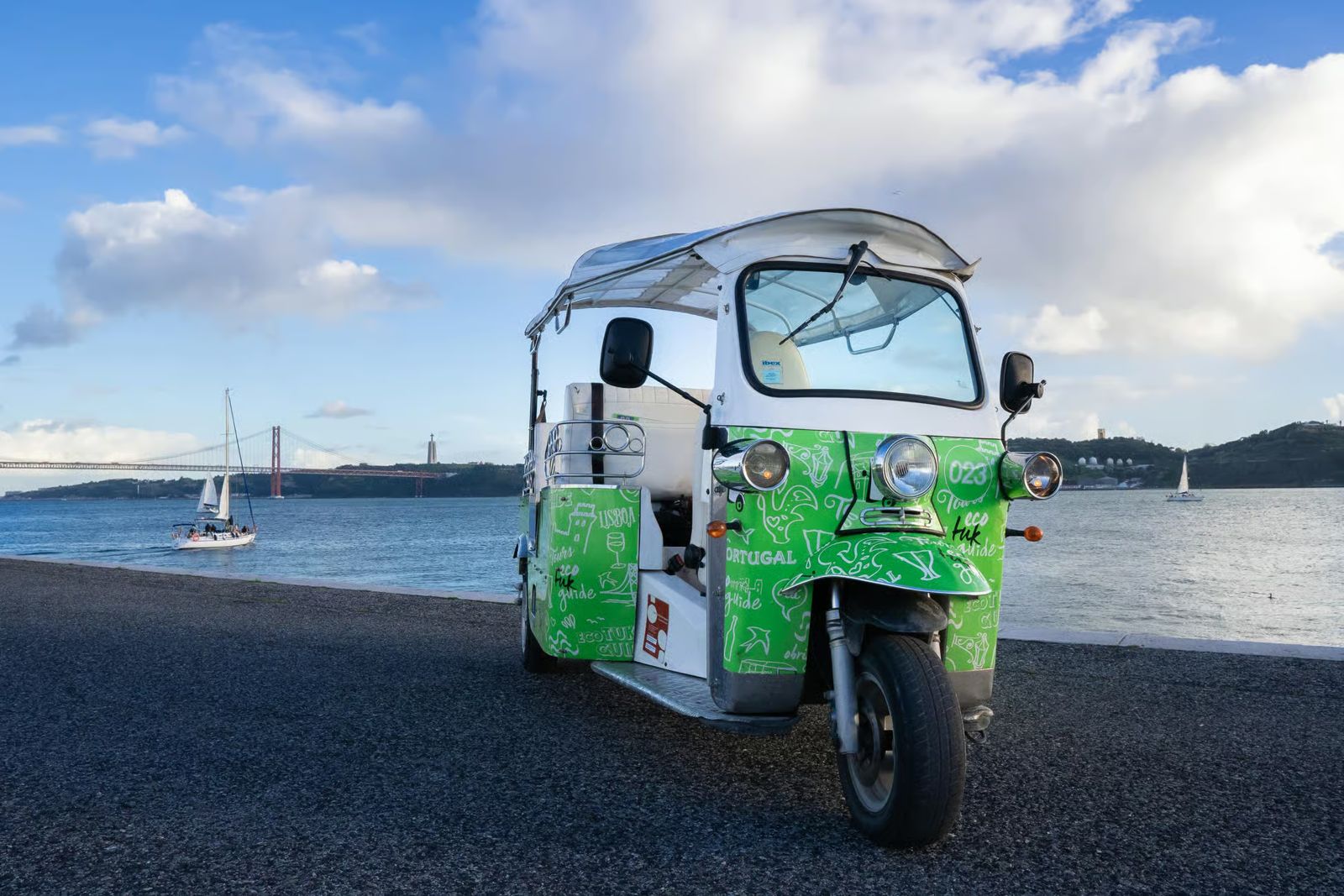 Tuk tuk by the Tagus river